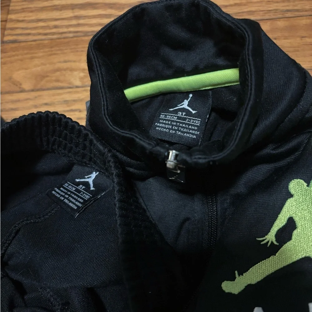 Nike Jordan tracksuit. Zipper log sleeves  top and pants.  size 3T. - Picture 6 of 7